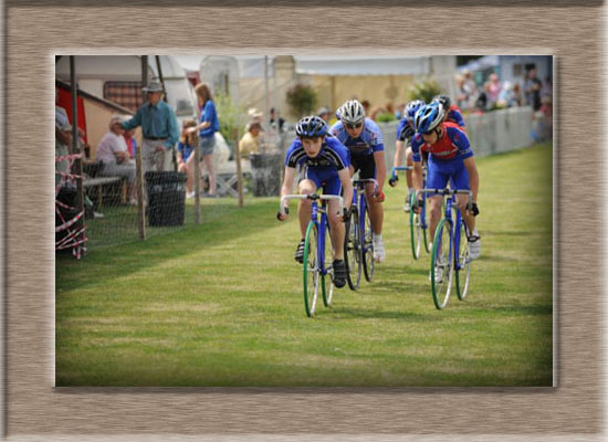 George contesting the lead in the scratch race